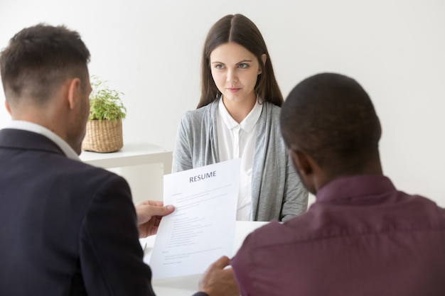 Domina la descripción personal en entrevistas: consejos, ejemplos y errores a evitar