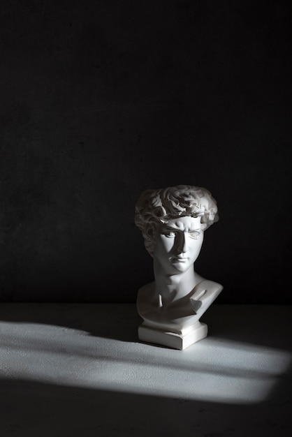 Nietzsche y la influencia de la tragedia griega en su crítica filosófica