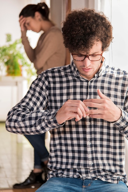 Señales de dependencia emocional: Reconociendo patrones y necesidades en las relaciones personales