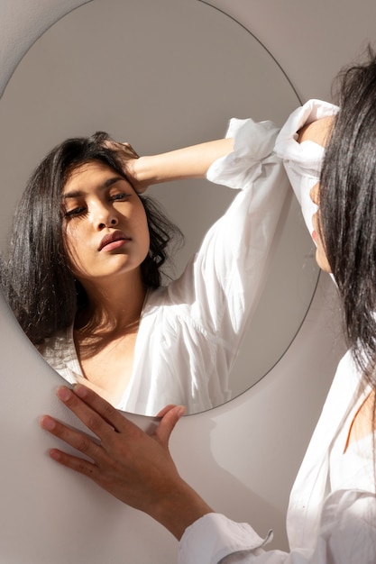 Terapia del espejo: beneficios y aplicaciones en rehabilitación física y mental