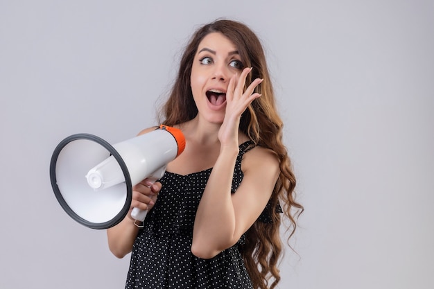 Descubre los costos de contratar a un profesional de voz en off 4 Descubre los costos de contratar a un profesional de voz en off