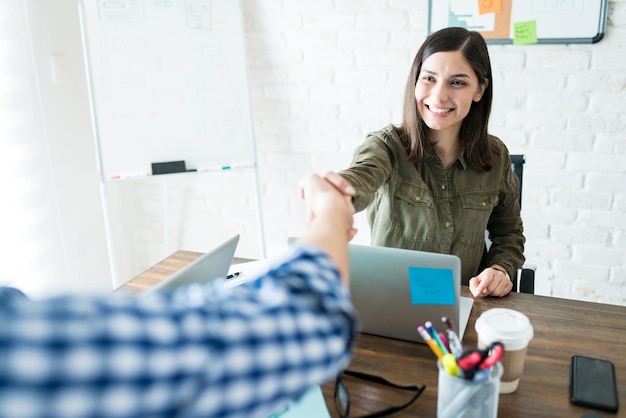 Oportunidades laborales en empresas, instituciones educativas, consultorías y como coach ontológico