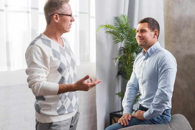 Recuperando la confianza: superando la desconfianza y cultivando relaciones saludables