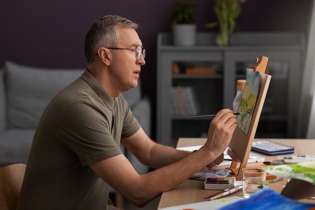 La creatividad en la edad adulta: características, desarrollo y beneficios