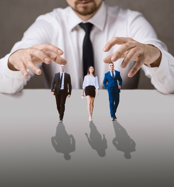 Explorando el liderazgo: tipos, cualidades, diferencias y motivación del equipo