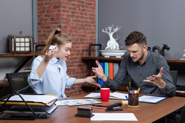 Manejando las críticas constructivas: consejos para crecer profesionalmente