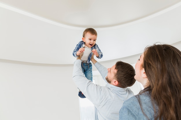 El desafío de dejar partir: consejos para afrontar la separación de un hijo de la casa