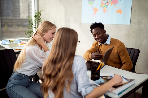 Explorando el mundo de los idiomas, la diplomacia y los negocios internacionales