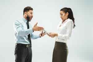 Identificando y lidiando con una pareja controladora: señales, estrategias y límites saludables 2 Identificando y lidiando con una pareja controladora: señales, estrategias y límites saludables
