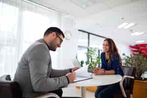 Domina la descripción personal en entrevistas: consejos, ejemplos y errores a evitar