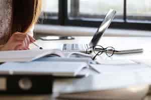 Equilibrando trabajo, estudios y tiempo: Estrategias, consejos y opciones flexibles para estudiantes universitarios