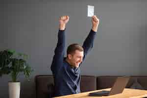 Los roles clave en la empresa: Director financiero, Director de recursos humanos y Director de marketing