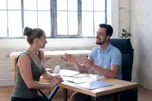 Mejorando la comunicación: La importancia de la escucha activa en el trabajo, las relaciones y la educación 2 Mejorando la comunicación: La importancia de la escucha activa en el trabajo, las relaciones y la educación