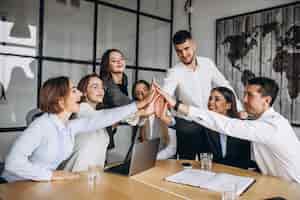 Trabajo en equipo: Importancia, beneficios y desafíos en entornos laborales y virtuales