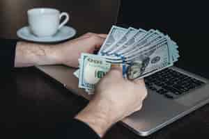 Las múltiples facetas de un emprendedor: Tecnología, bienes raíces y cirugía plástica