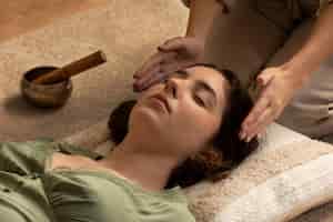 Guía completa del Reiki: Origen, beneficios, práctica y evidencia científica