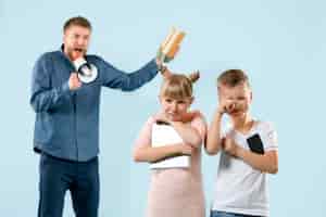 Protegiendo a los hijos de padres irresponsables: el impacto, las estrategias y el papel de la sociedad