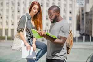 Explorando el mundo de los idiomas, la diplomacia y los negocios internacionales