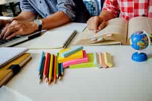 Explorando opciones educativas y profesionales más allá de la universidad